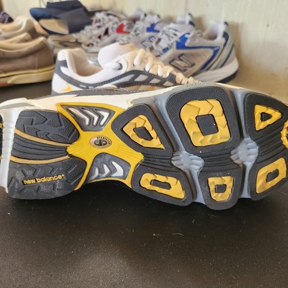 New Balance men's 10.5 B - Picture 4 of 4